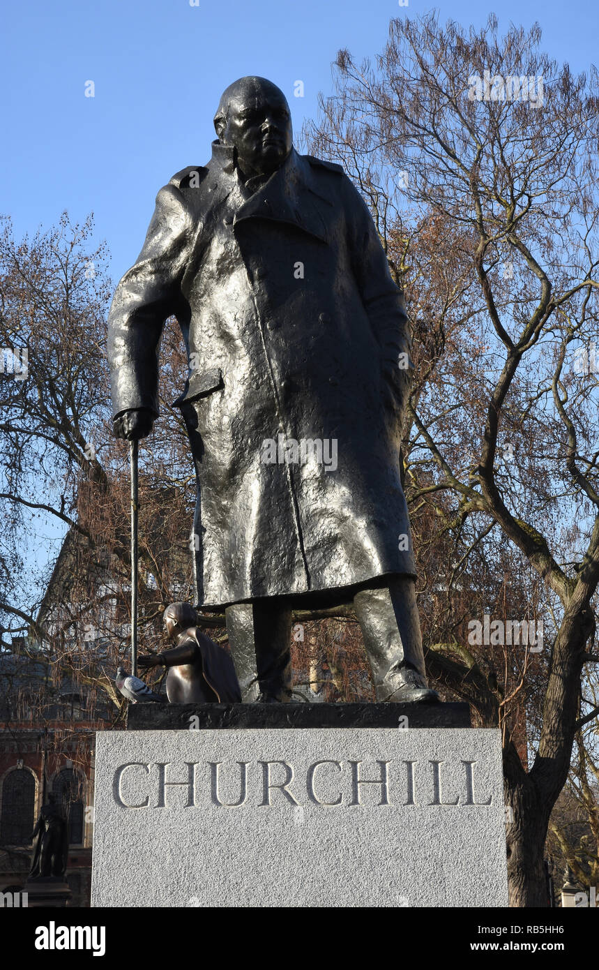 Stature de Winston Churchill par Ivor Roberts-Jones,la place du Parlement, Westminster, London.UK Banque D'Images