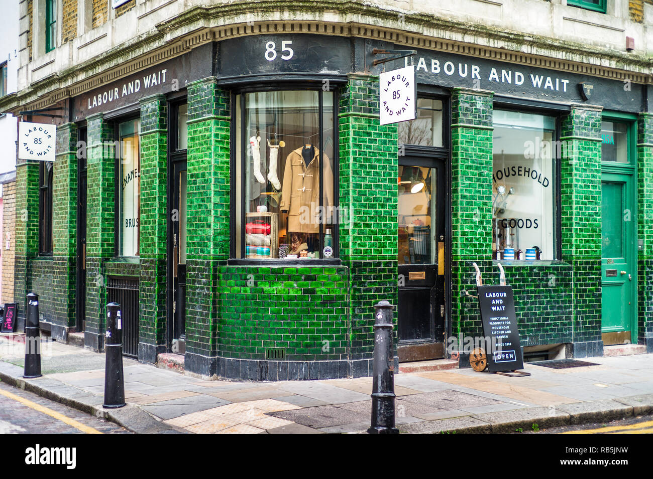 Le Labour and Wait vintage style maison et magasin de vêtements dans la zone à la mode Shoreditch de Londres. Travail et attente Londres. Banque D'Images