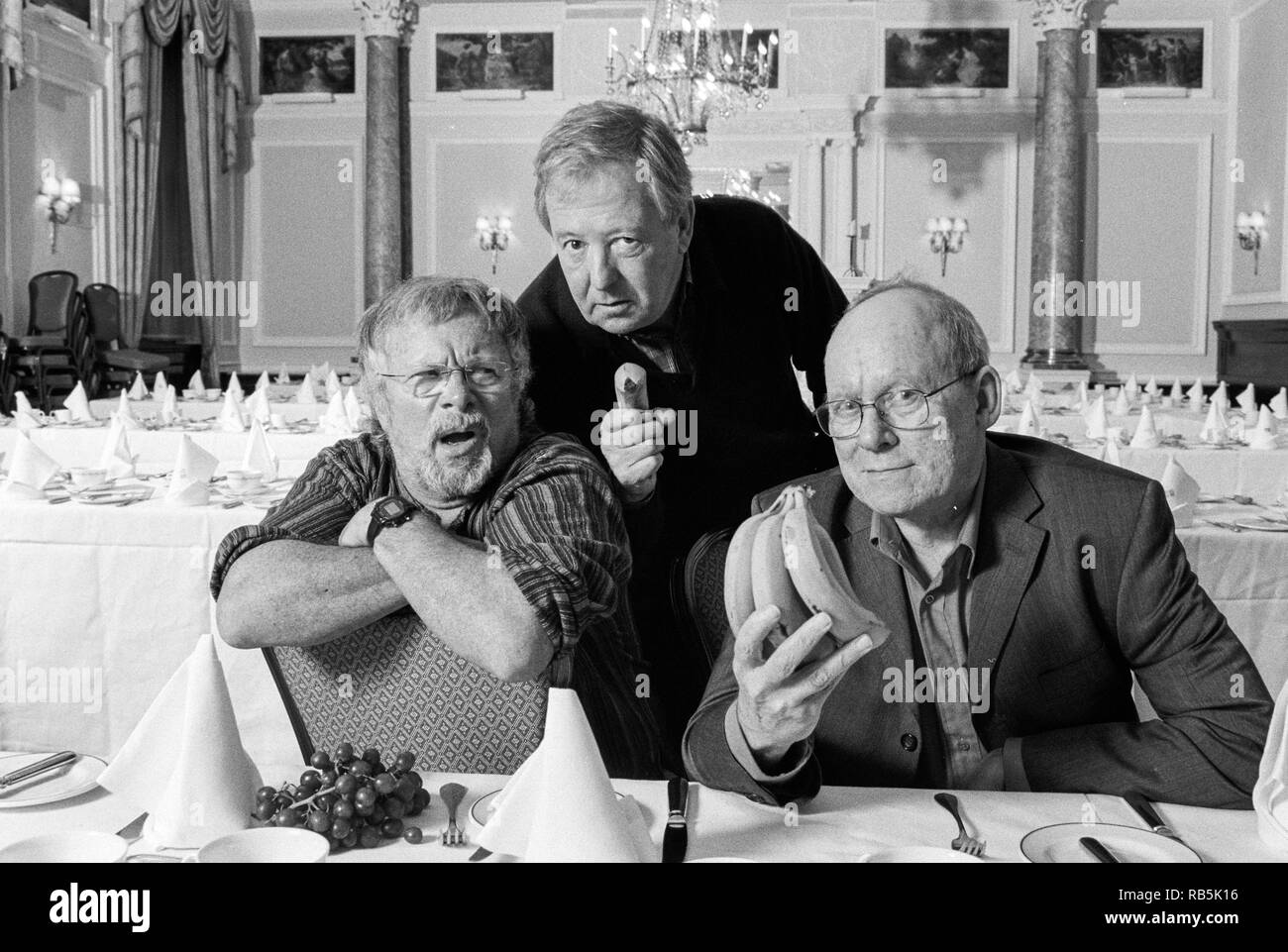 Les Goodies comédie classique trio Tim Brooke-Taylor, Graeme Garden et Bill Oddie a photographié à Simpsons dans le Strand, London, Angleterre, Royaume-Uni. Banque D'Images