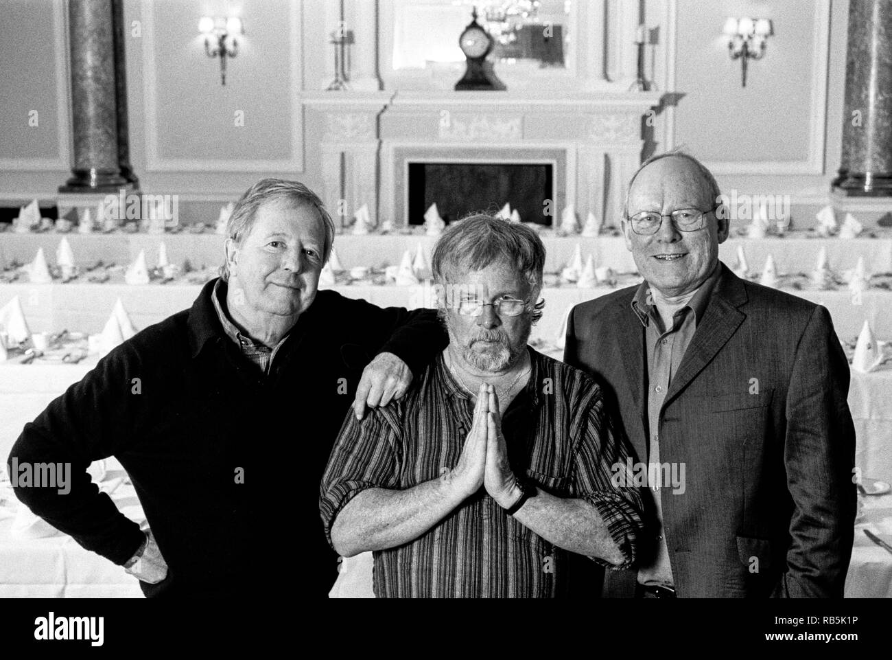 Les Goodies comédie classique trio Tim Brooke-Taylor, Graeme Garden et Bill Oddie a photographié à Simpsons dans le Strand, London, Angleterre, Royaume-Uni. Banque D'Images