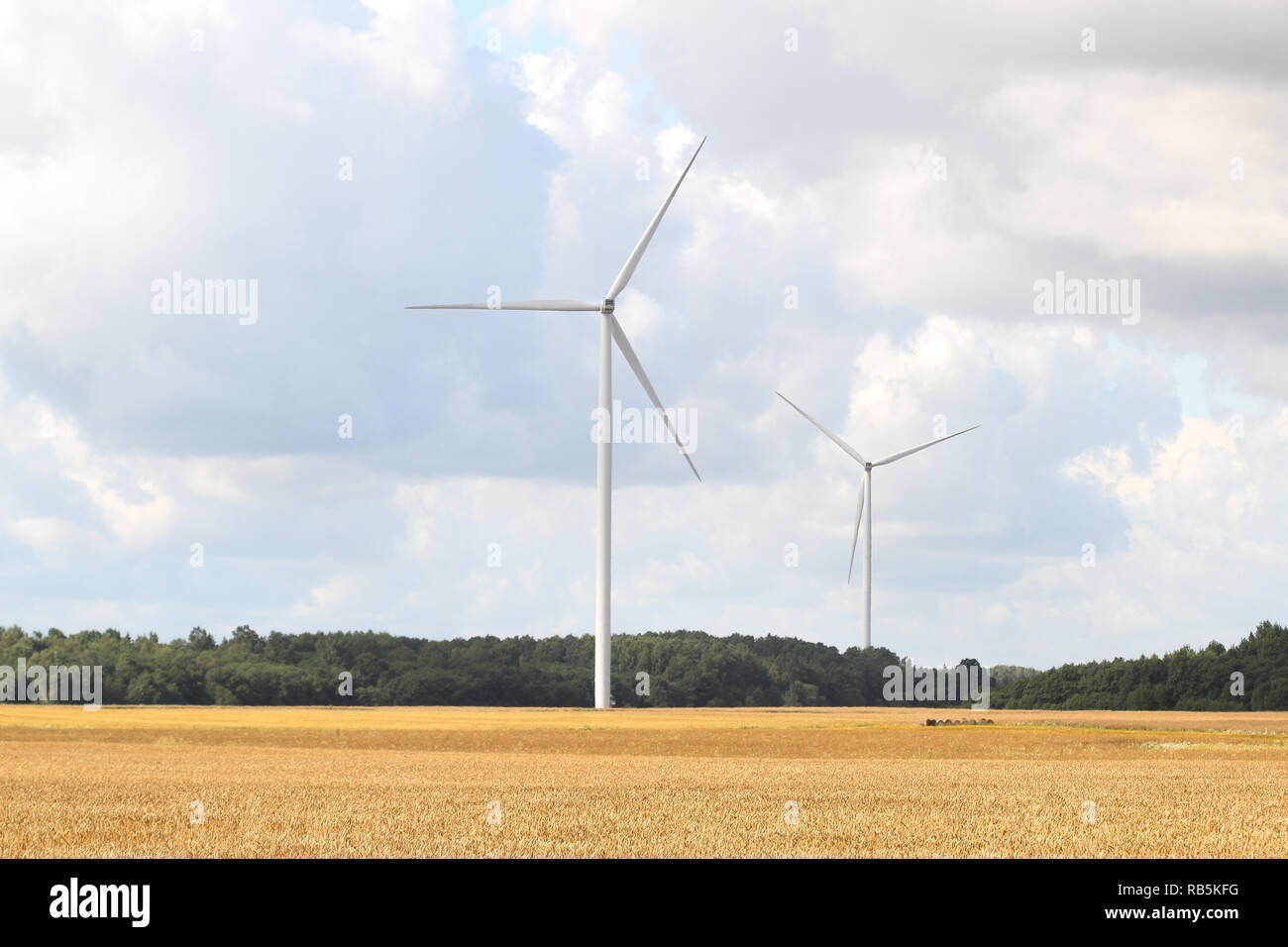 Belle vue sur la campagne du parc éolien de multiples turbines d'énergie verte. Banque D'Images