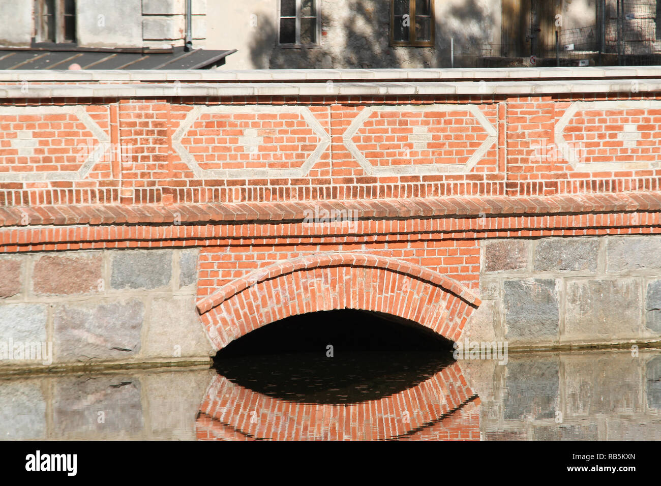 Belle vue sur le vieux pont de briques orange, plus de détails. Banque D'Images