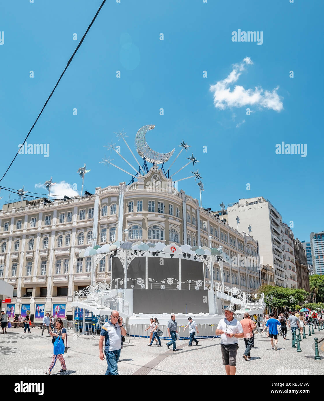 Curitiba - PR, Brésil - 14 décembre 2018 : Lieu où se produit la chorale de Noël traditionnel, Coral do Palacio Avenida, Banco Bradesco a la fin de Banque D'Images