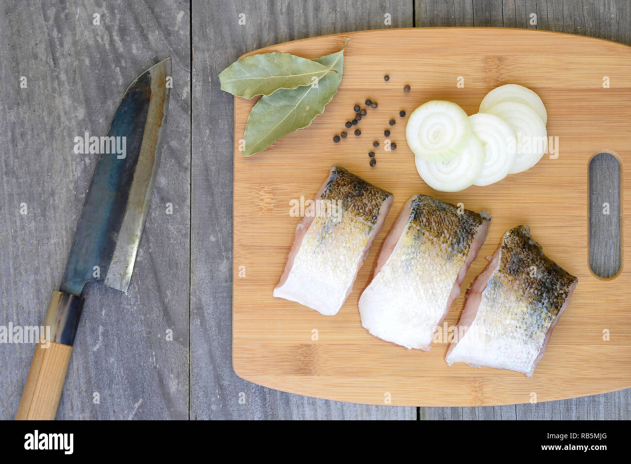 Un morceau de saumon fumé. Sur une planche à découper en bois avec un  couteau Photo Stock - Alamy