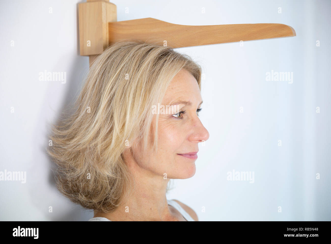 Mesure de la femme ellemême avec une hauteur de la tige de mesure Photo Stock Alamy