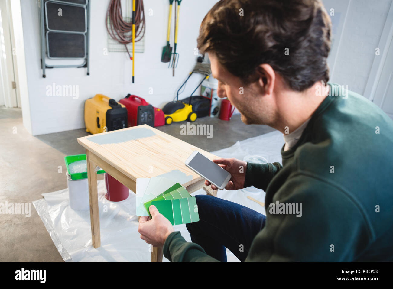 Male carpenter contrôle de teinte Banque D'Images
