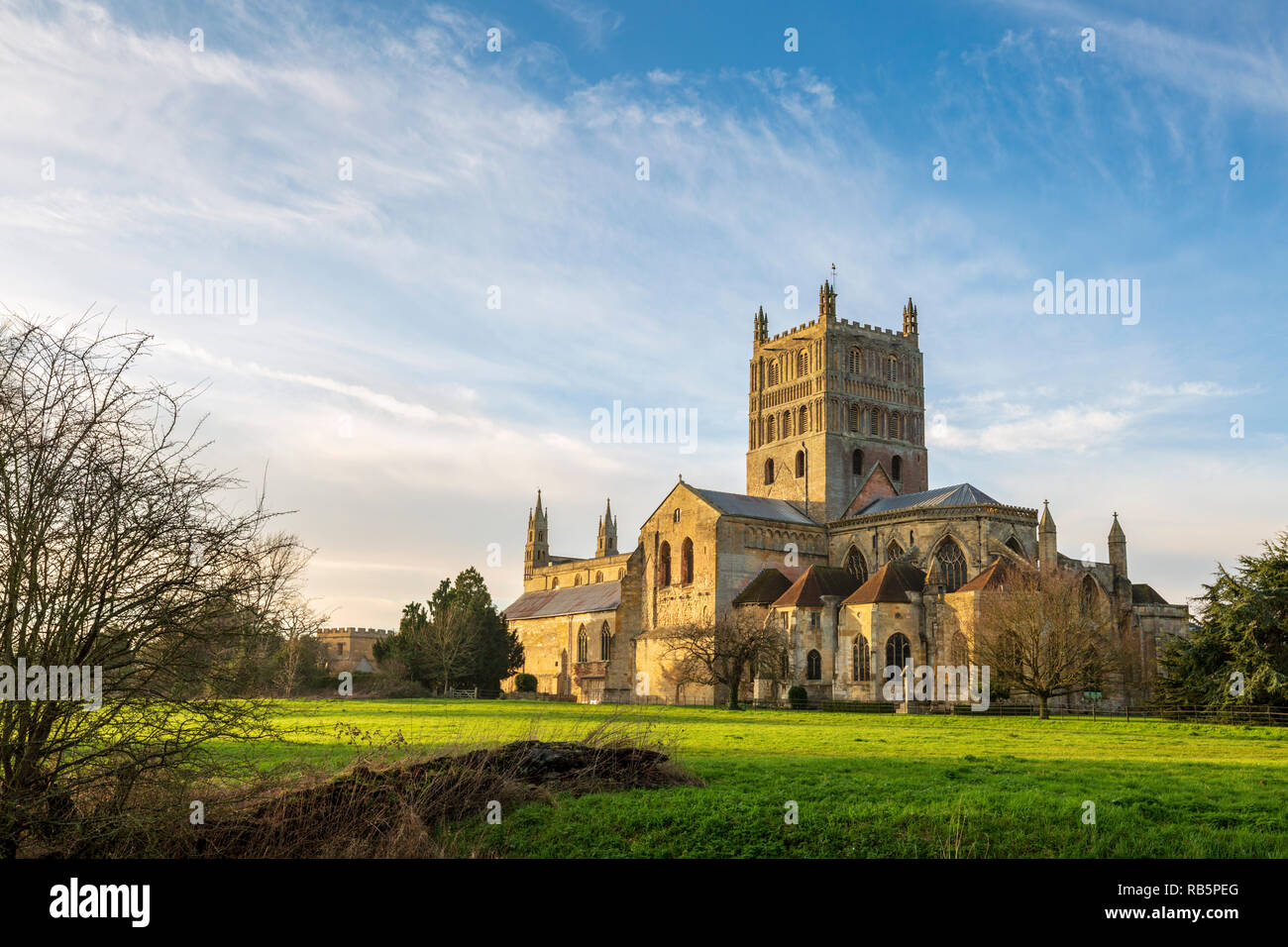Une fin d'après-midi voir l'abbaye de Tewkesbury de du sud-est, Tewkesbury, Gloucestershire, Angleterre Banque D'Images