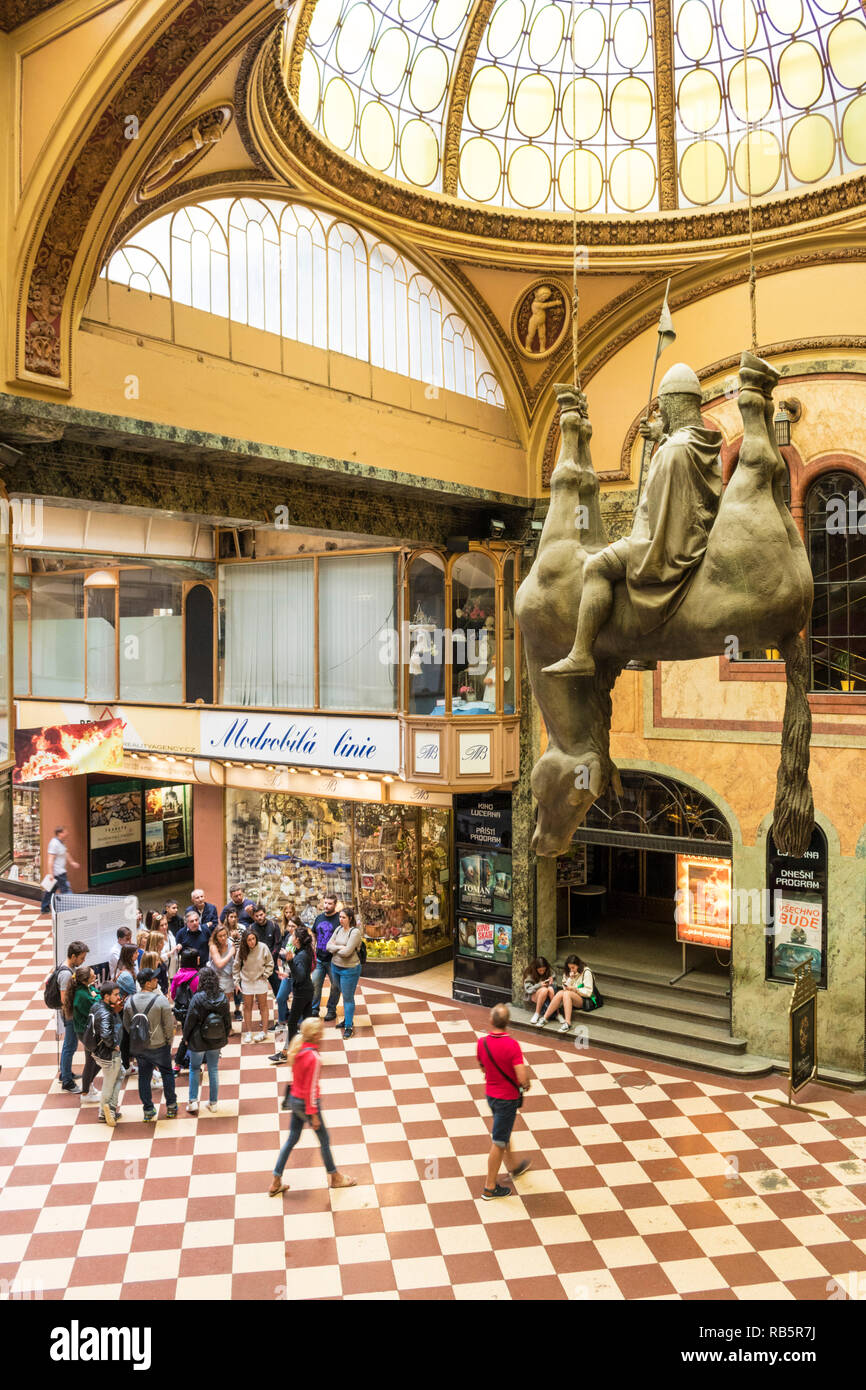 Statue du roi Wenceslas équitation un cheval mort Upside-Down par l'artiste David Cerny passage Lucerna Prague République Tchèque Europe Banque D'Images
