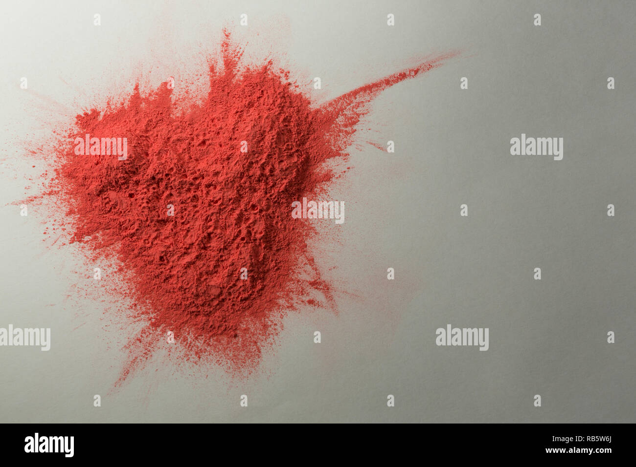 Poudre de couleur rouge sur fond blanc Banque D'Images