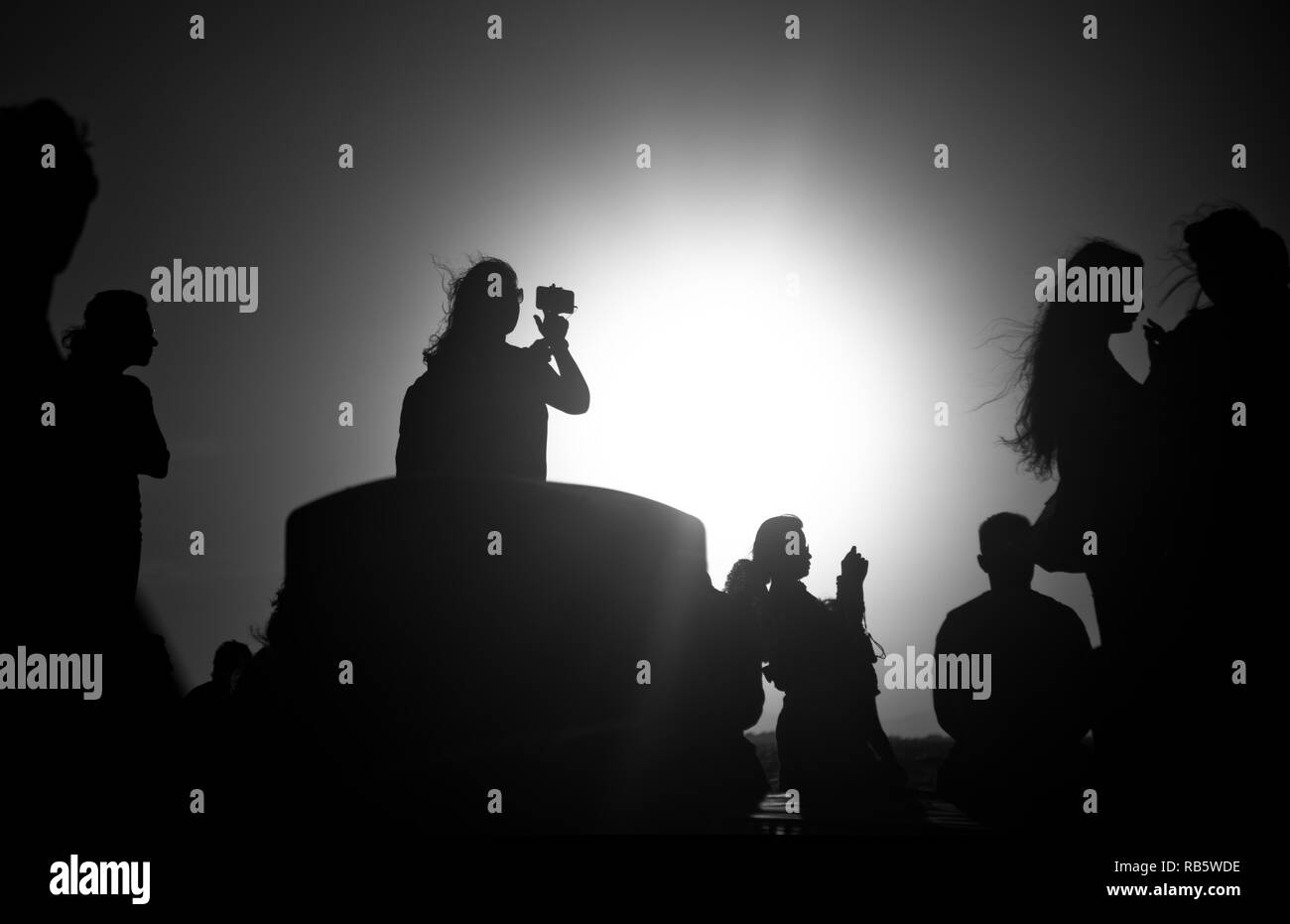 Silhouettes de personnes prenant des photos avec les smartphones Banque D'Images