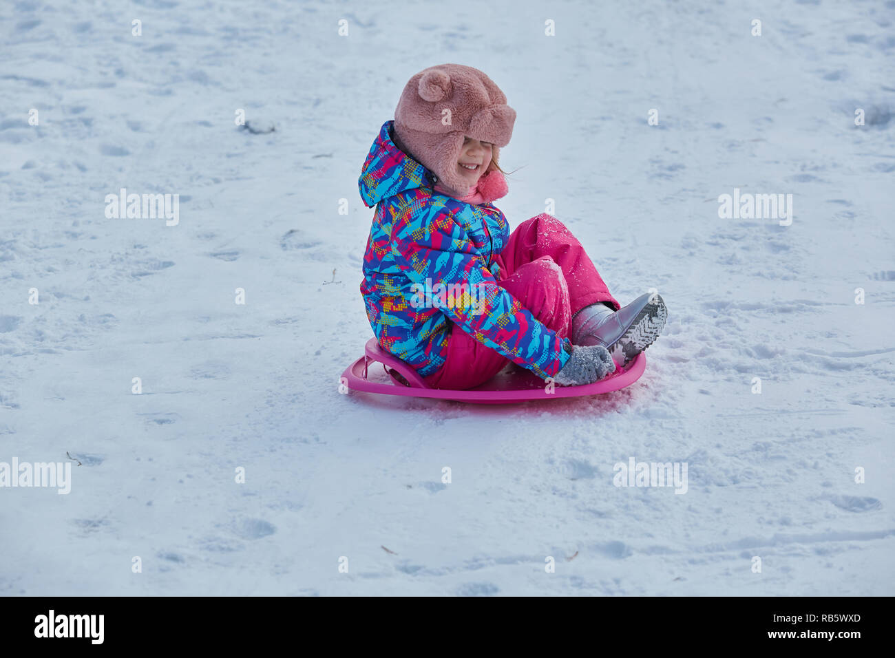 Luge enfant glisse sur neige Banque de photographies et d’images à haute résolution Alamy