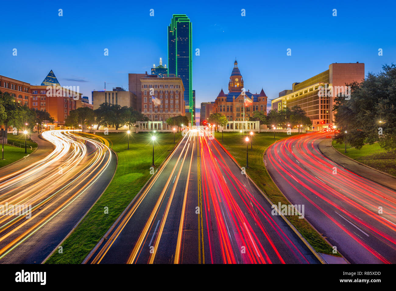 Dallas, Texas, USA skyline sur Dealey Plaza au crépuscule. Banque D'Images