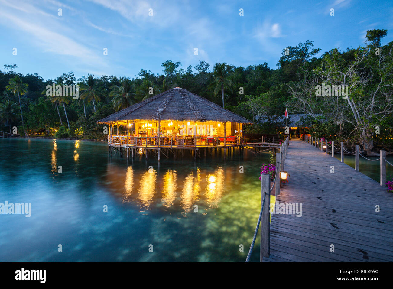 Resort Papouasie Explorer les plongeurs, Raja Ampat, Indonésie Banque D'Images