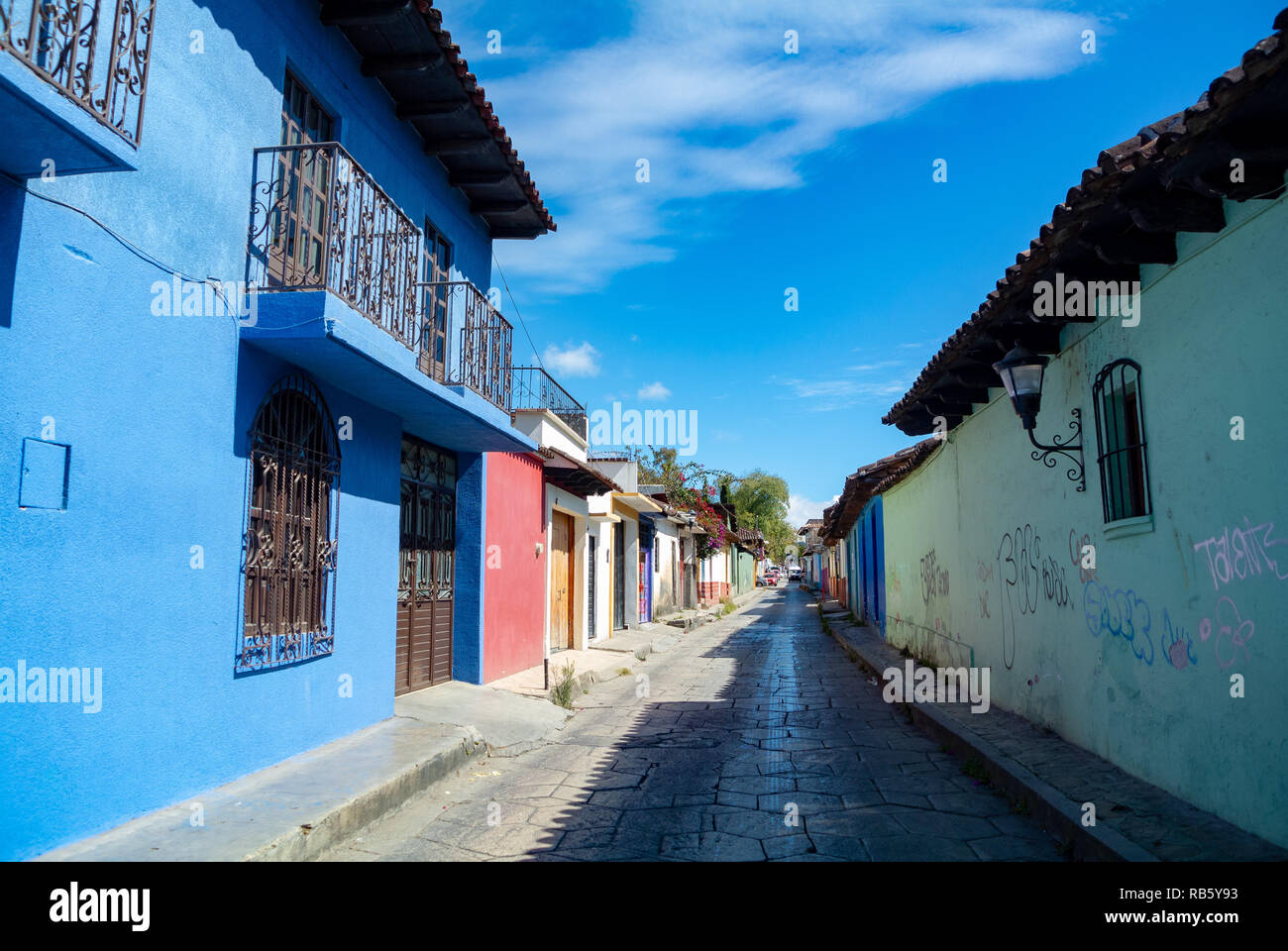 Maisons colorées de style colonial, dans la rue, San Cristobal de las Casas, Chiapas, Mexique Banque D'Images