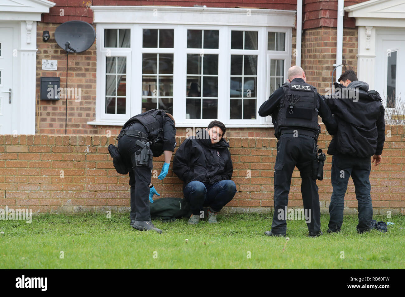 Prendre soin de la police des migrants trouvés suite à une recherche qui a été lancé lorsqu'une embarcation pneumatique à vide a été constaté sur la plage de dormeur dans le Kent à environ 8.10am ce matin. Banque D'Images