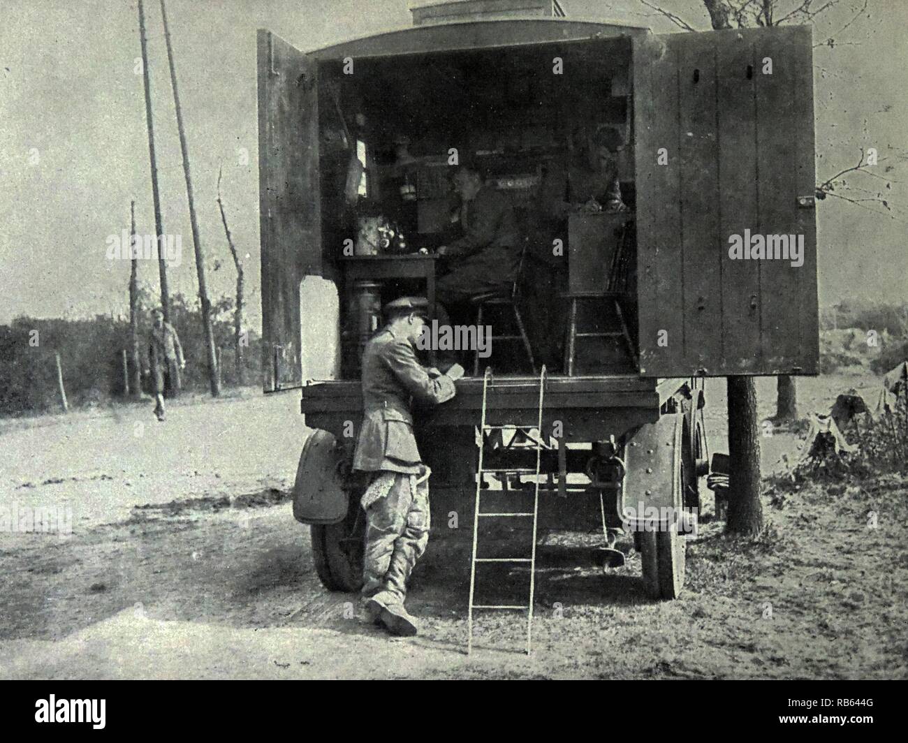 Photographie d'un camion lors d'un échange téléphonique exercice d'observation, au cours de la Première Guerre mondiale, sur le front de l'Ouest britannique en France. Datée 1917 Banque D'Images