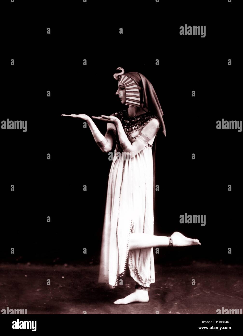Portrait de Danseuse Russe Lubowska, portrait en pied, debout, de gauche, de profil, en costume de Cléopâtre 1915 Lubowska Lubovska ou "madame Desiree' n'était pas réellement le russe était le nom de scène de U.S.A. né Winniefred Foote (1893-1974). Banque D'Images