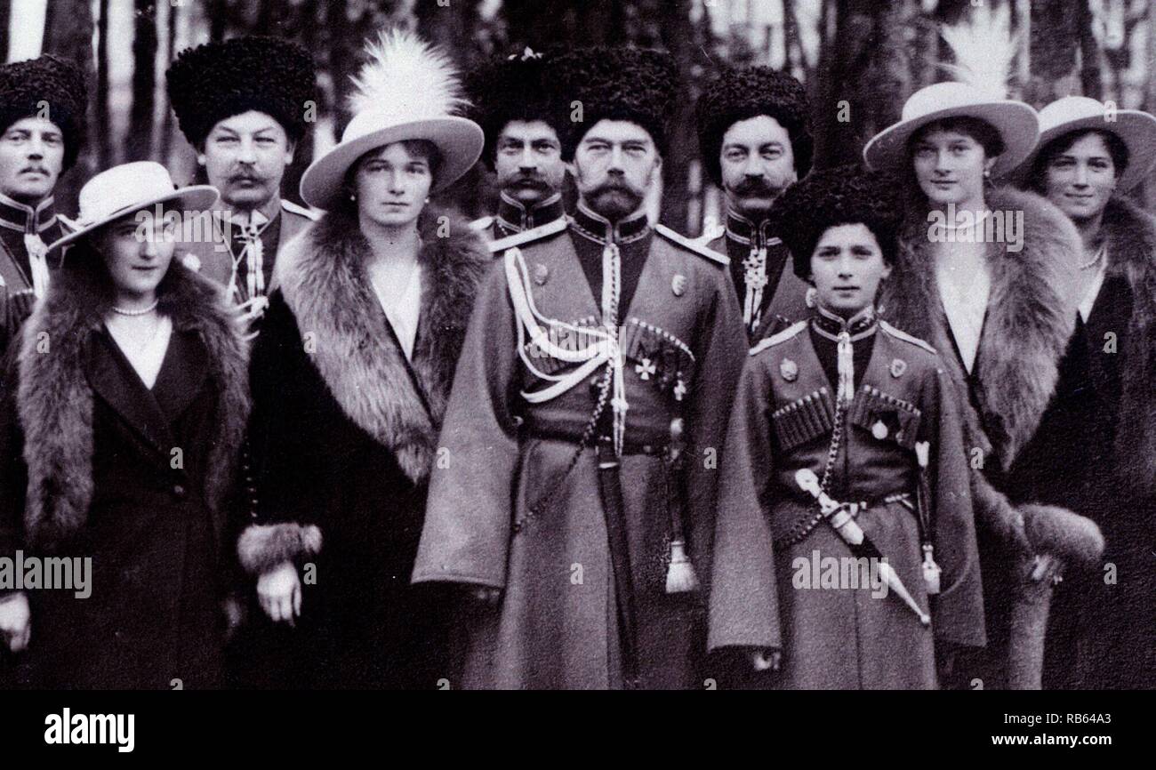 Les Romanov la visite d'un régiment durant la Première Guerre mondiale. De gauche à droite, la grande-duchesse Anastasia, la Grande-Duchesse Olga, le Tsar Nicolas II, Tsarevich Alexei, la grande-duchesse Tatiana, et de la grande-duchesse Maria, et les Cosaques du Kouban Banque D'Images