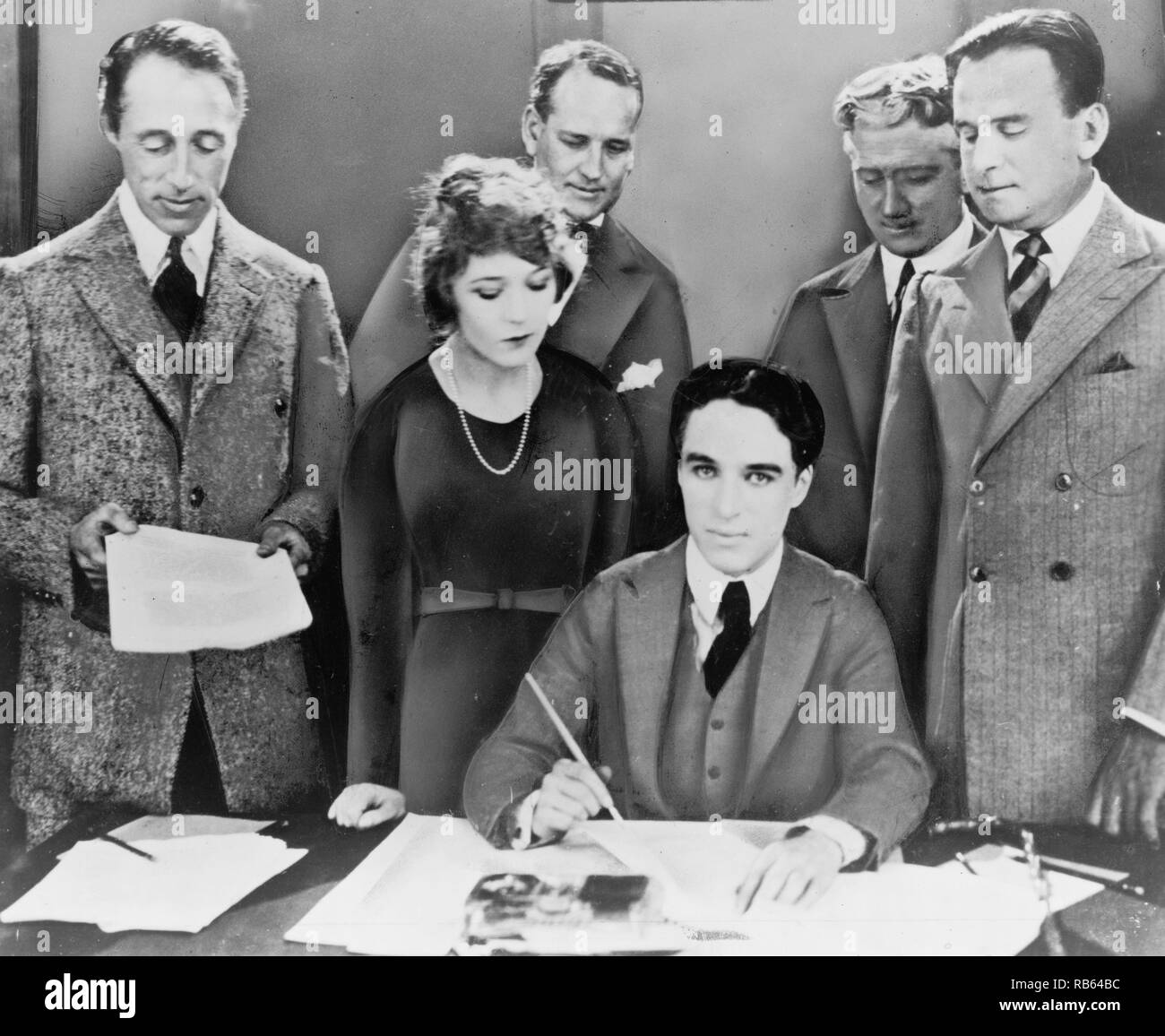 DW Griffith, Mary Pickford, Charlie Chaplin, Douglas Fairbanks signature contrat établissant United Artists motion picture studio Banque D'Images