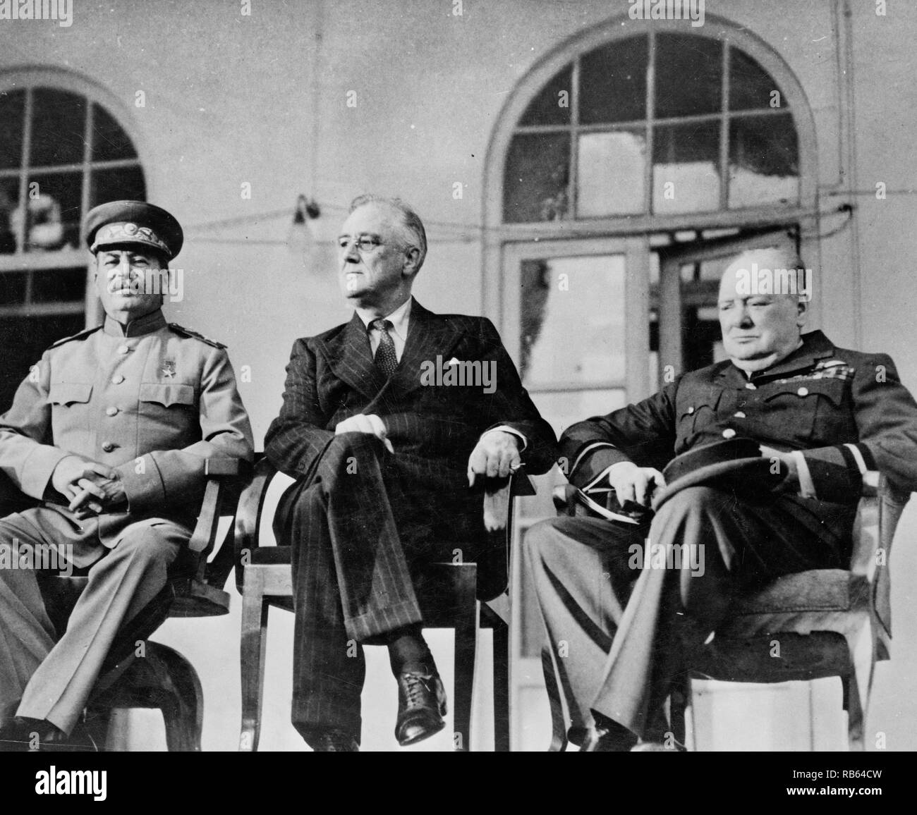 Photographie du président américain Franklin Roosevelt, Joseph Staline, dictateur russe et le Premier ministre britannique Winston Churchill au cours d'une conférence en novembre. Datée 1943 Banque D'Images