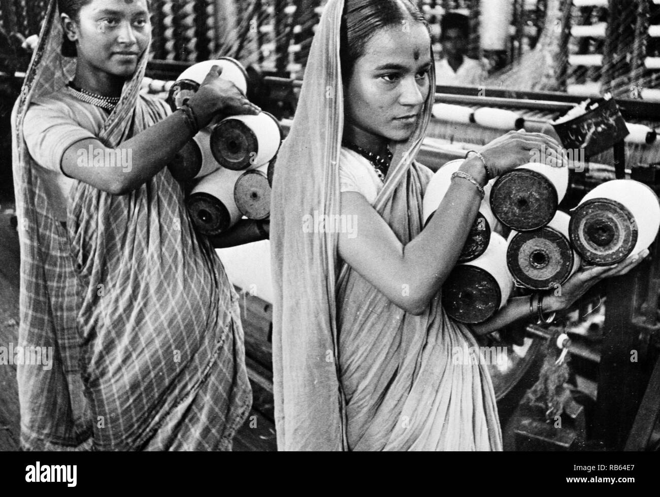 Photographie prise au cours de la guerre de l'autre l'Inde d'une jeune femme les travailleurs dans une usine de textile de Bombay en plein essor du 1943 Banque D'Images