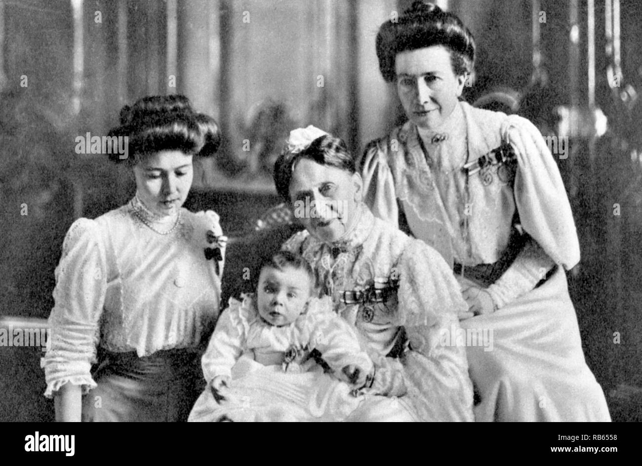 La grande-duchesse Luise de Baden tenant son arrière-petit-fils, le prince Gustav Adolf de Suède. La princesse Louise de Prusse (en allemand : Luise Marie Elisabeth;3 Décembre 1838 - 23 avril 1923) Banque D'Images