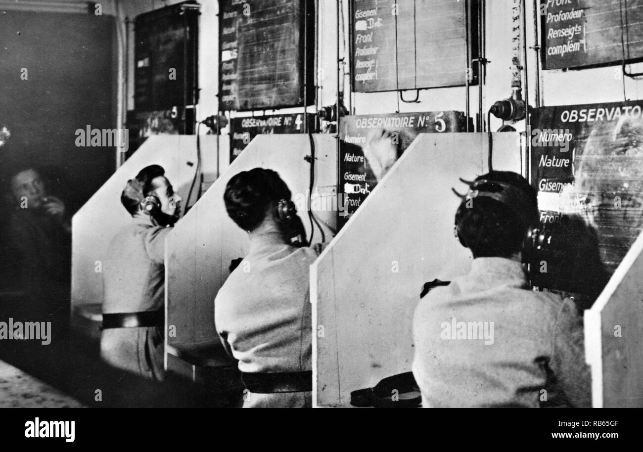 Seconde Guerre mondiale : des soldats français à un centre de communication, à l'intérieur d'un tunnel à l'intérieur des fortifications de la Ligne Maginot, France 1940 Banque D'Images