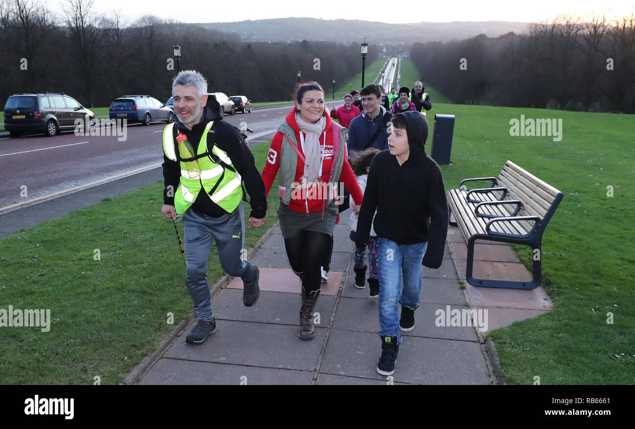 Dylan militant Quinn (gauche) termine son 90-Mile à pied de Stormont à Enniskillen, pour protester contre le manque d'un gouvernement qui fonctionne en Irlande du Nord que ce mois marque deux ans depuis l'effondrement de partage du pouvoir. Banque D'Images