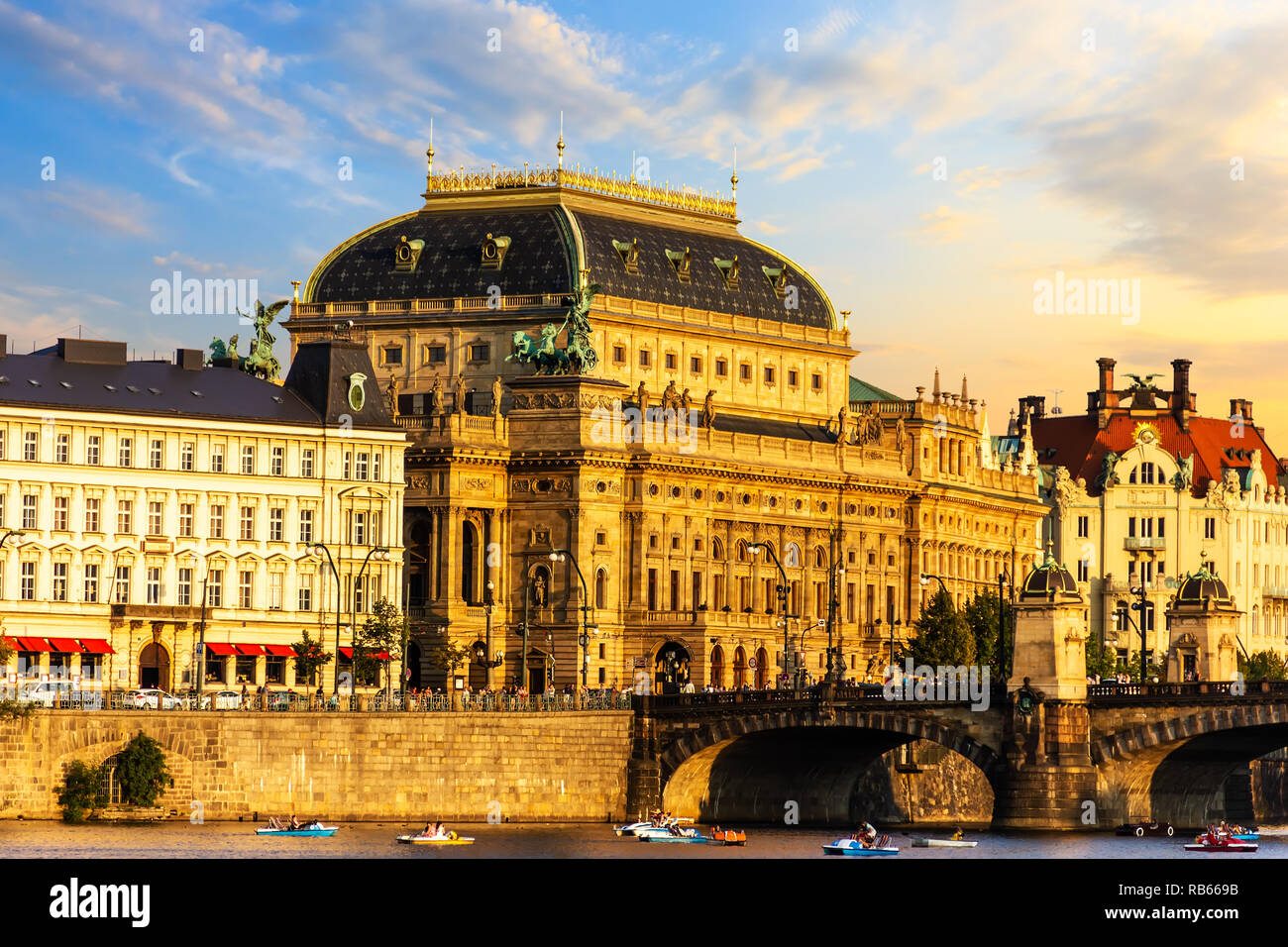 Théâtre National de Prague, République tchèque, coucher du soleil Banque D'Images