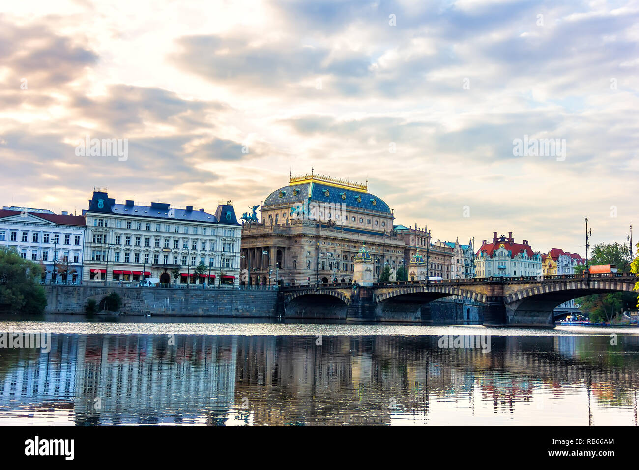 Théâtre National et le pont de la légion sur la rivière Vltava, Prague Banque D'Images