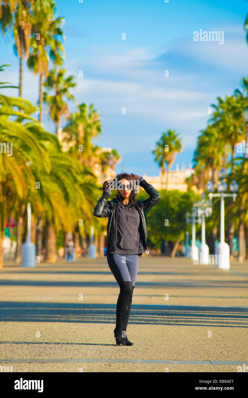 Portrait modèle féminin pose pour photos à la destination de touristes à Barcelone, en Espagne. Barcelone est connu comme une ville artistique situé dans l'Est du pays. Banque D'Images