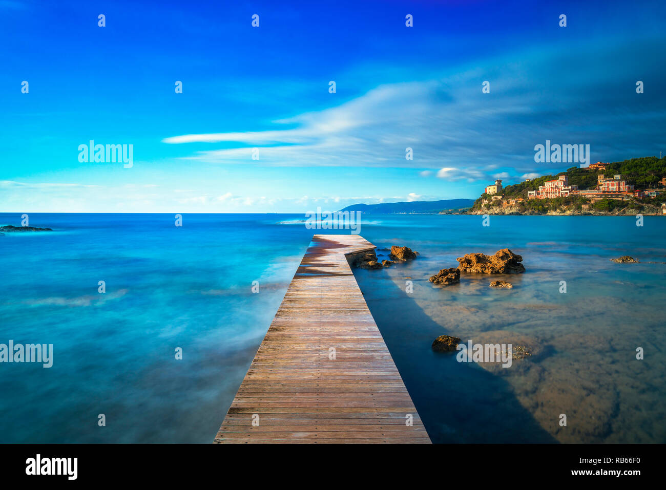 Castiglioncello destination, jetée en bois dans la baie, les rochers et la mer. La Toscane, Italie, Europe. L'exposition longue Banque D'Images