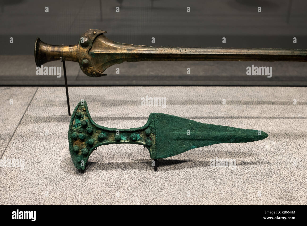 Vieux bronze vert antique, dagger affichée à l'Louvre Abu Dhabi Banque D'Images