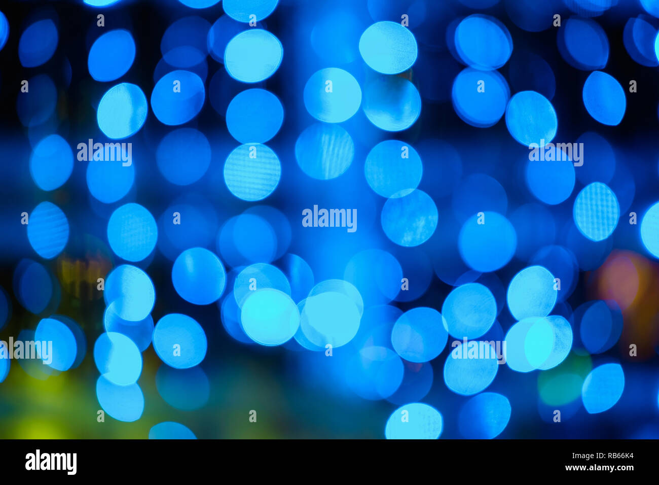 Bokeh floue lumières colorées des lanternes, maison de vacances nouvelle année l'éclairage sur fond noir brillant hiver noël glitter bokeh couleurs arc-en-ciel dans la lumière. Ho Banque D'Images