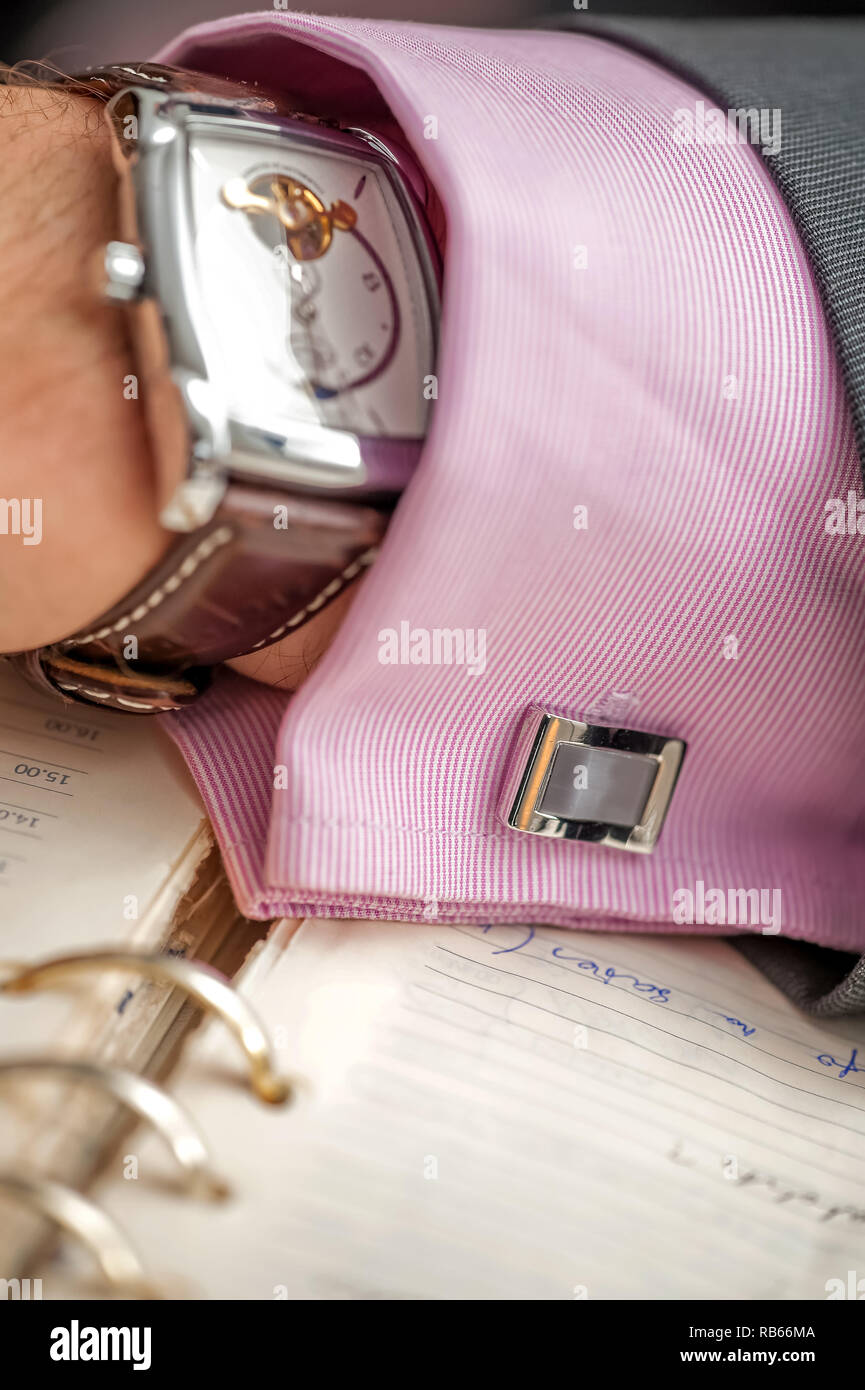 Entrepreneur et homme d'affaires. Part des hommes mène les négociations. Homme confiant avec horloge et shirt bouton sur la main. Gérer Leader Banque D'Images