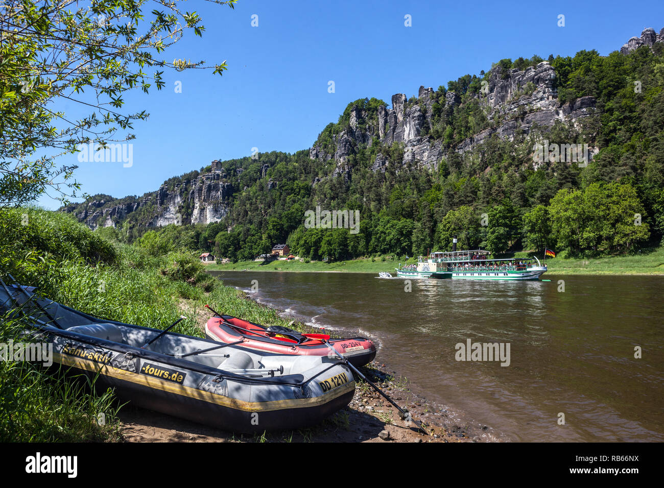 Raft bateaux sur banque du fleuve d'Elbe, la Suisse Saxonne, Kurort Rathen, Saxe, Allemagne, Europe Banque D'Images