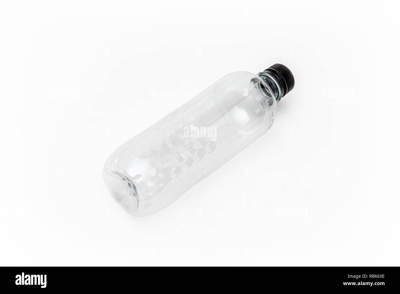 Un générique vide bouteille d'eau en plastique à usage unique sur un fond blanc, aucune étiquette Banque D'Images