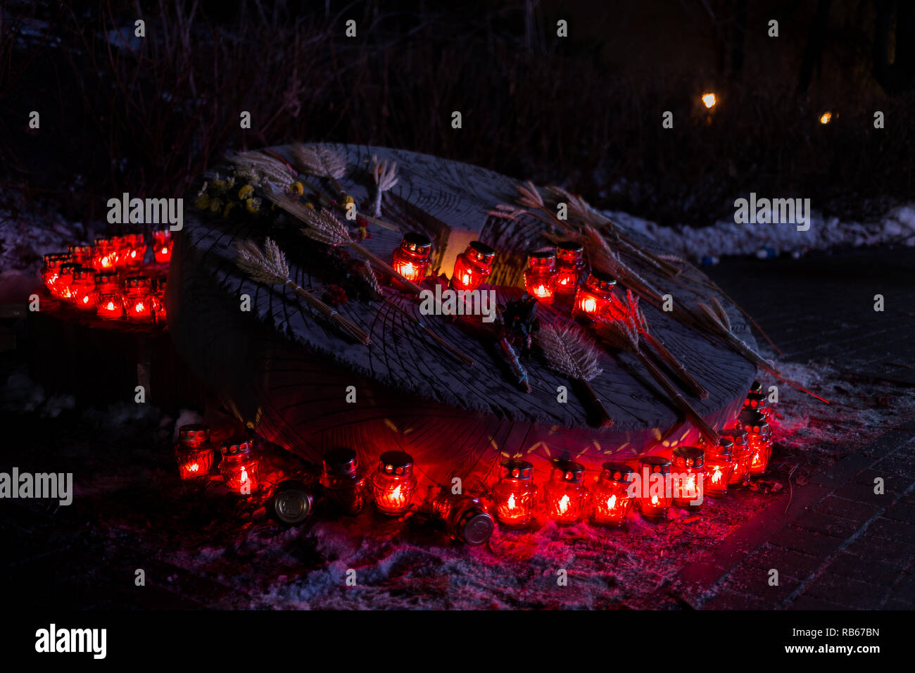 Pierre ronde avec des bougies et du blé à épi les lumières de la nuit sur le territoire du Musée National des victimes de l'Holodomor Memoriall. La grande famine d'Ukraine Banque D'Images