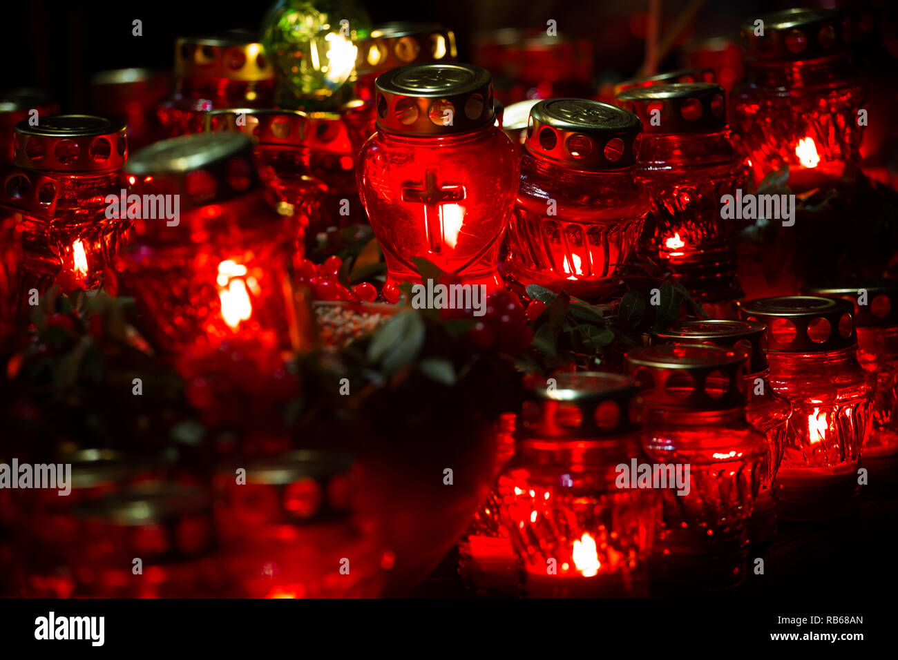 Bougies rouges dans la nuit près de l'holodomor memorial. Honorer la mémoire des victimes de la famine en Ukraine. Golodomor Banque D'Images