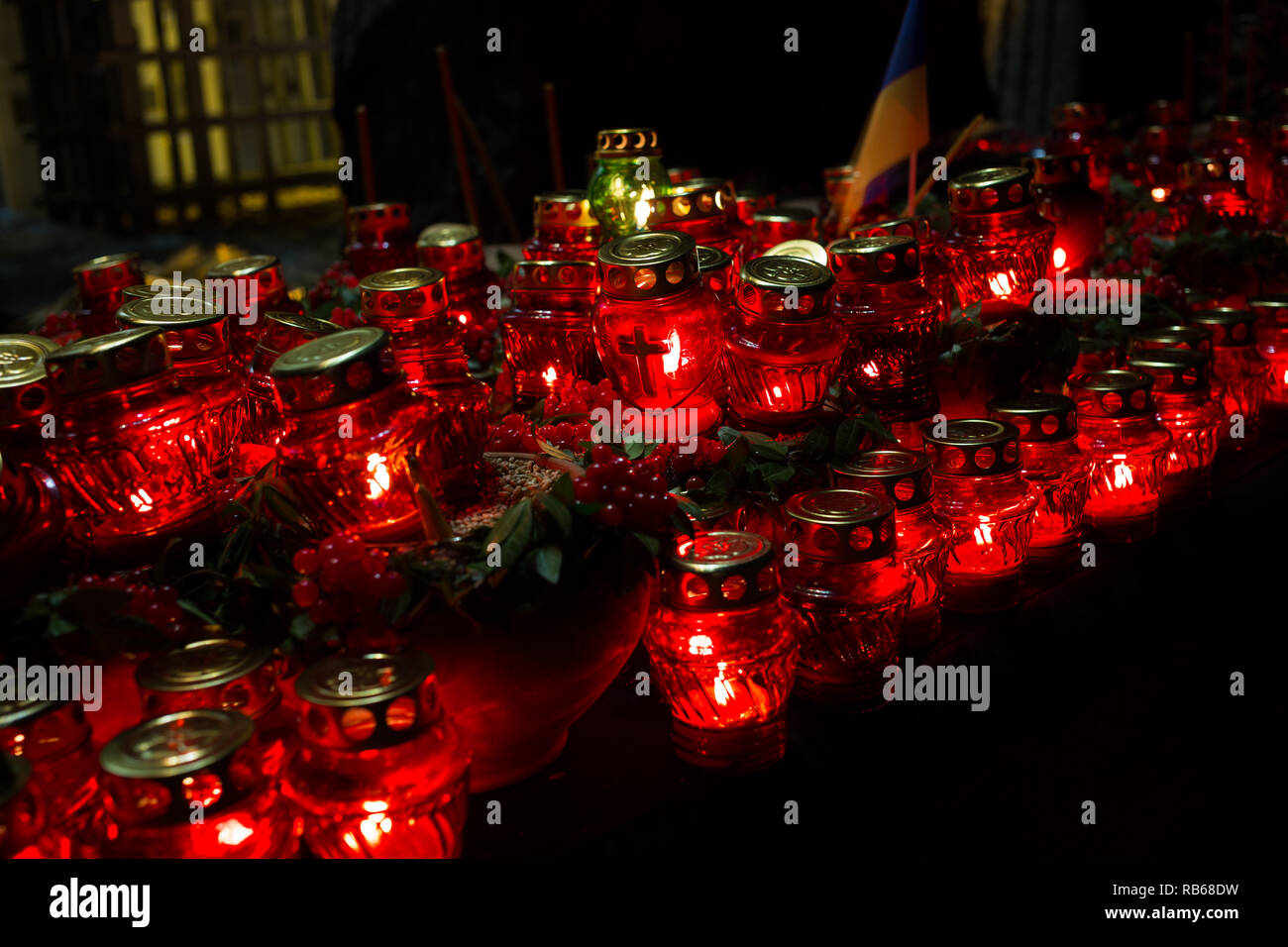 Bougies rouges dans la nuit près de l'holodomor memorial. Honorer la mémoire des victimes de la famine en Ukraine. Golodomor Banque D'Images
