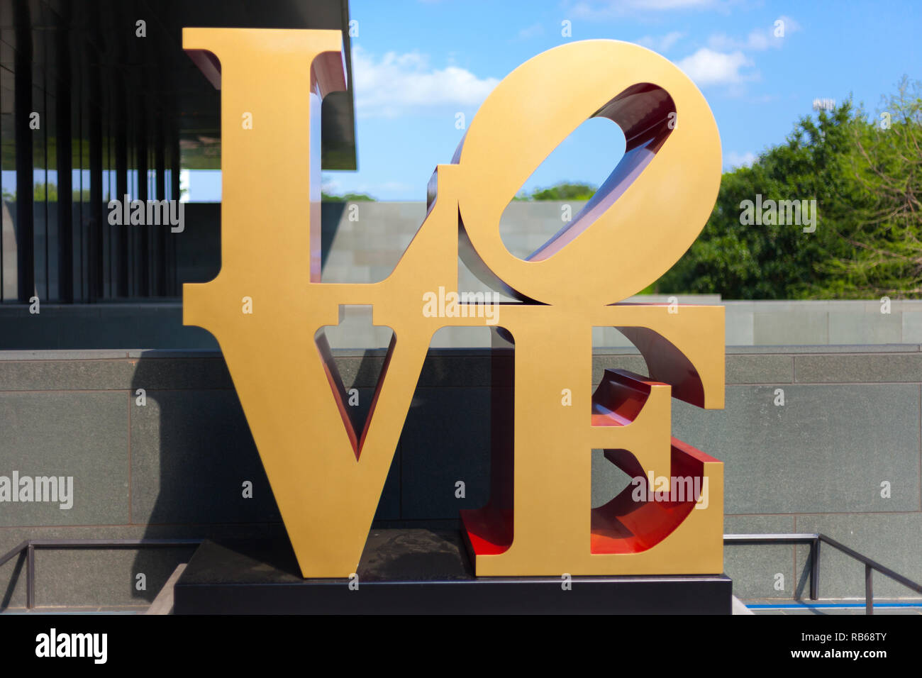 SAN ANTONIO, TX - 3 AVRIL 2018 - Robert Indiana's célèbre LOVE sculpture à McNay Art Museum, le premier musée d'art moderne à l'État américain du Texas Banque D'Images