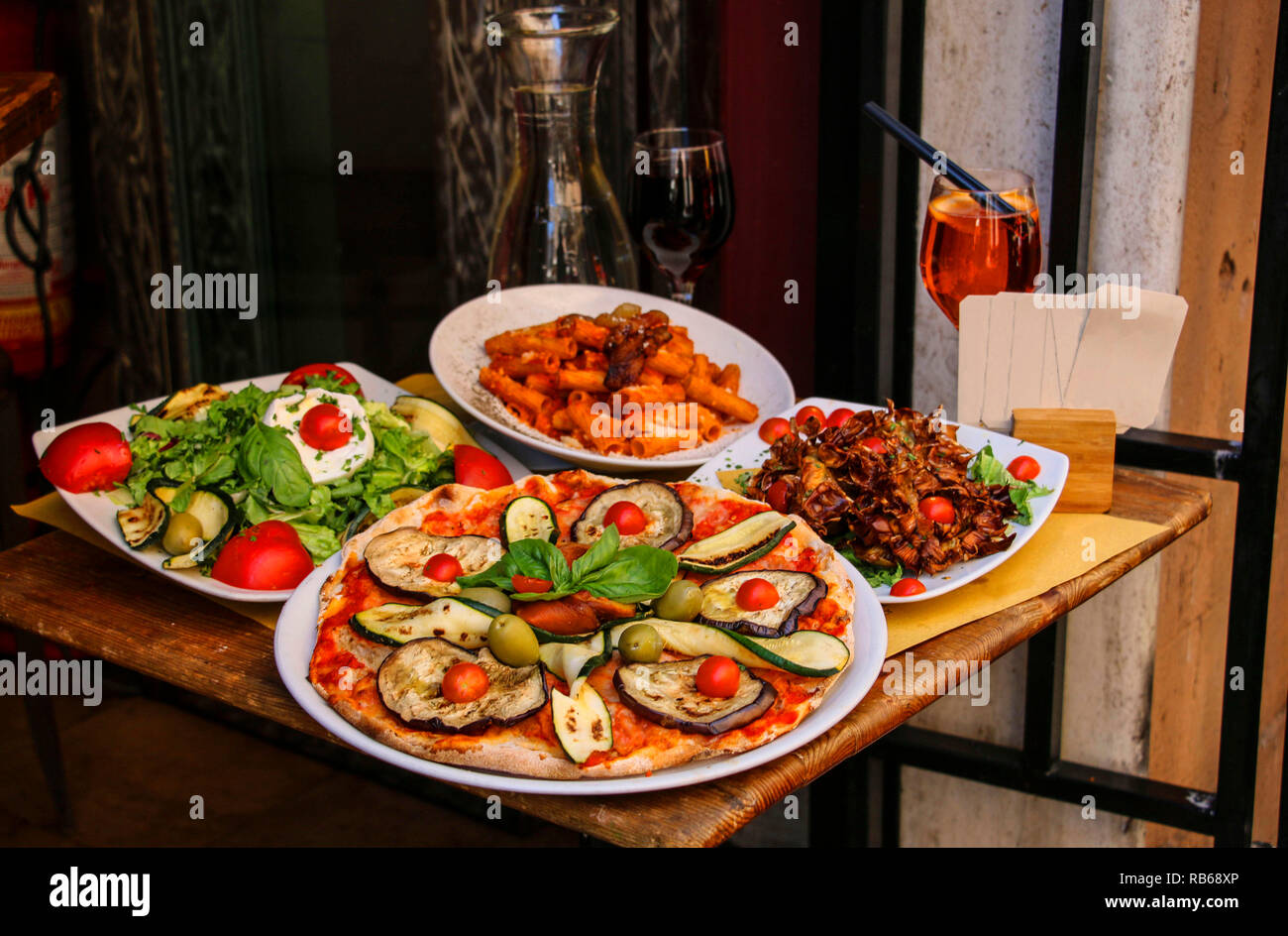 Pizza, légumes, pâtes alimentaires (produits traditionnels de la cuisine italienne) Banque D'Images