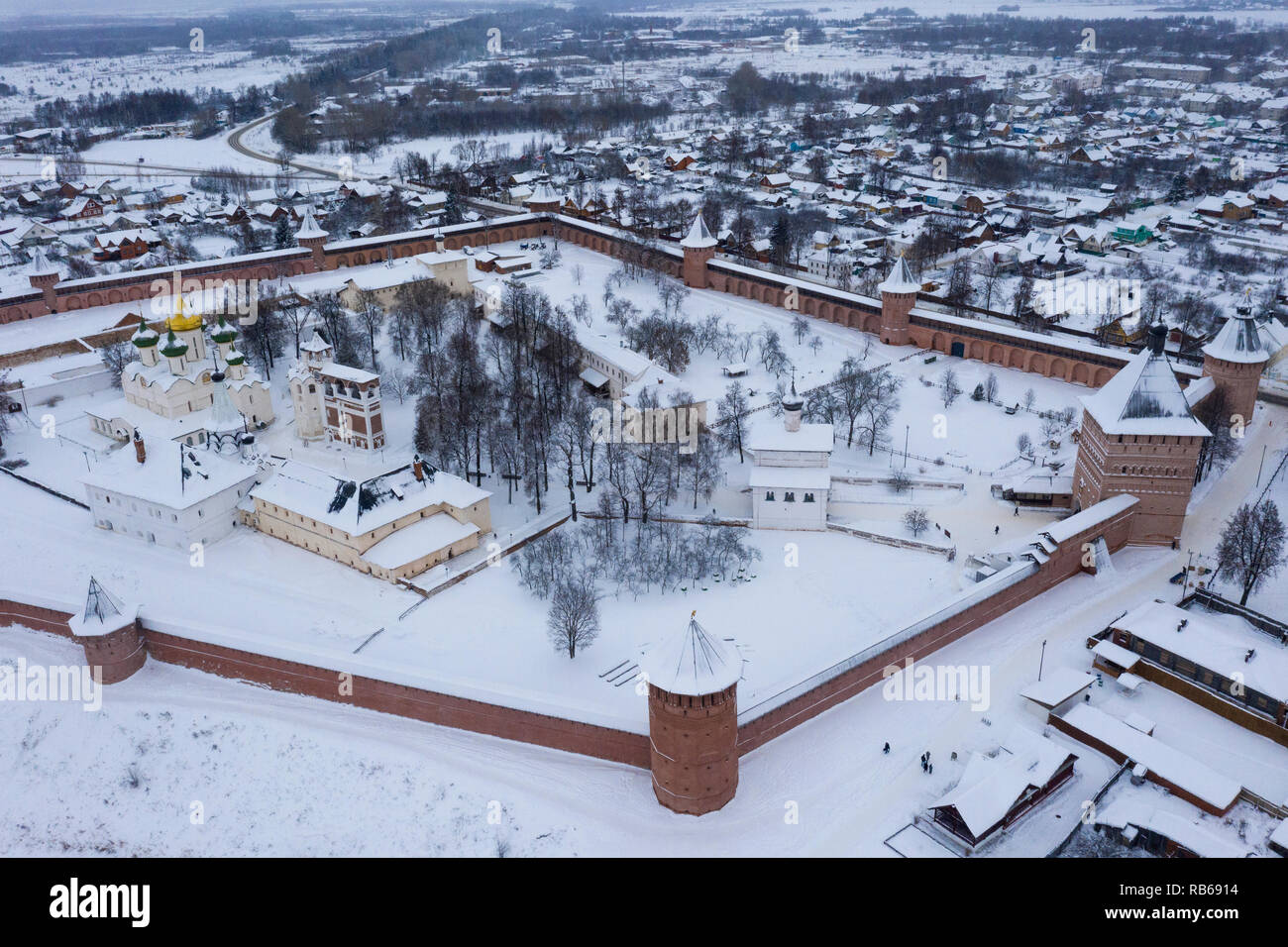 Vue aérienne du monastère de Saint Euthymius dans le centre de la ville de Souzdal en Russie. Souzdal est une célèbre attraction touristique et une partie de l'anneau d'Or Banque D'Images