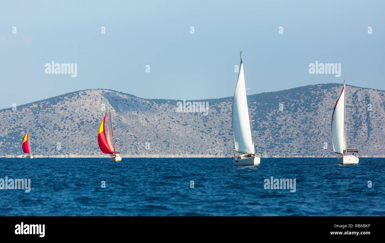 Bateau à bateau yacht bateaux sur la mer Égée, Grèce. Banque D'Images