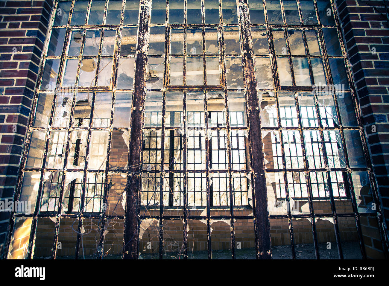 Broken Glass Windows à partir de la construction de l'hôpital abandonné Banque D'Images