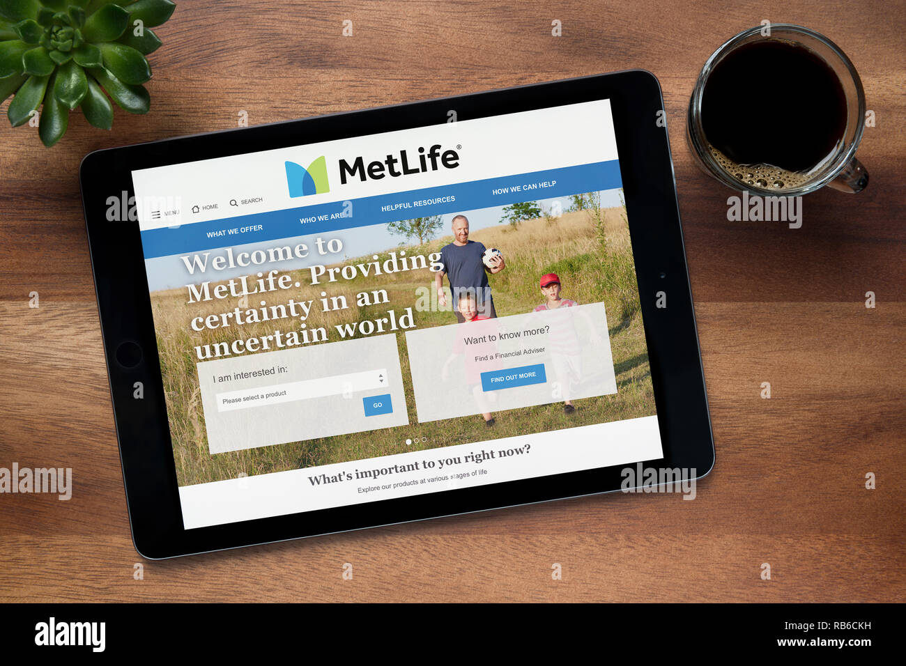 Le site web de MetLife est vu sur un iPad tablet, sur une table en bois avec une machine à expresso et d'une plante (usage éditorial uniquement). Banque D'Images