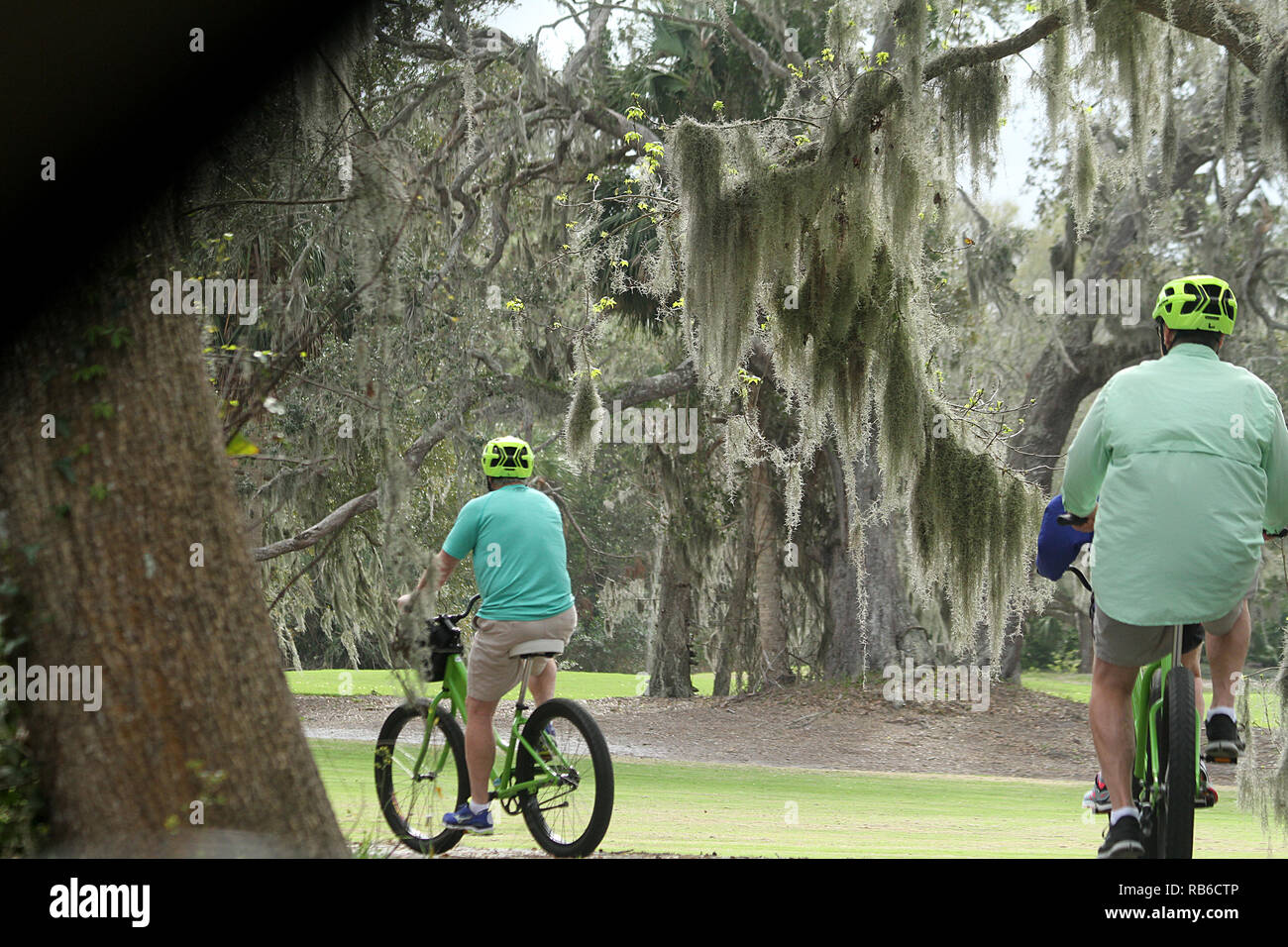 Père du vélo avec des enfants sur les sentiers du parc en Floride Banque D'Images