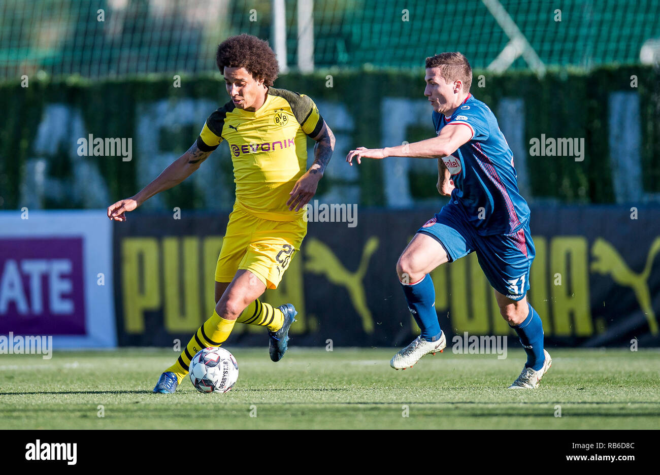 07 janvier 2019, l'Espagne, Marbella : Soccer : Test matches, Camp d'entraînement d'hiver 2019 BVB Borussia Dortmund, Fortuna Düsseldorf - à l''Marbella', Centre de Football Dortmund's Axel Witsel (l) et Düsseldorf, Marcel Sobottka lutte pour la balle. Photo : David Inderlied/dpa Banque D'Images