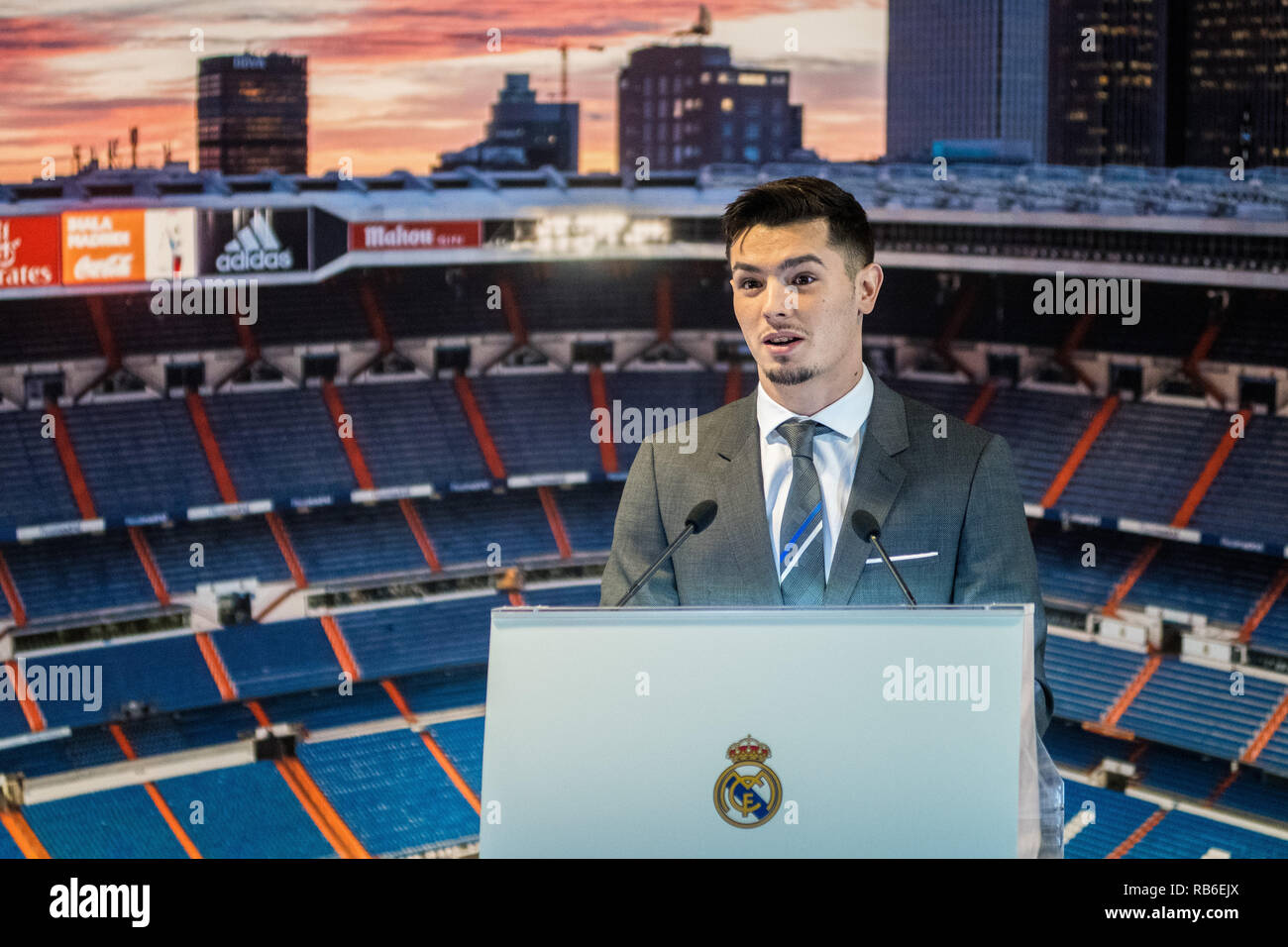 Madrid, Espagne. 7 janvier, 2019. Brahim Diaz s'exprimant au cours de sa présentation, après avoir signé pour Real Madrid au stade Santiago Bernabeu. Credit : Marcos del Mazo/Alamy Live News. Banque D'Images