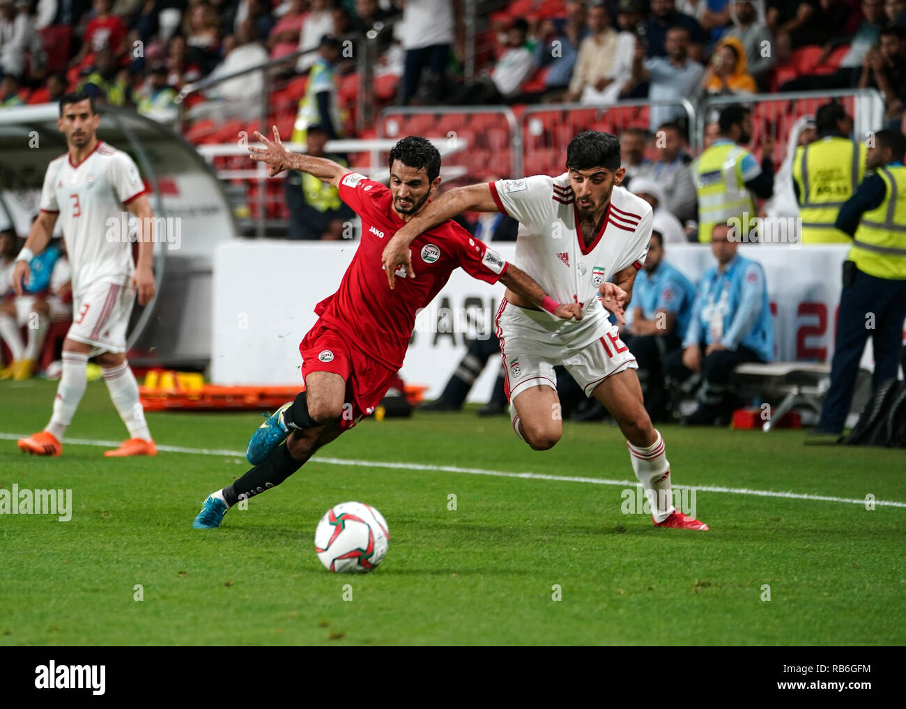 7 janvier 2019 : Vahid Amiri d'Iran et Abdulwasea Al-Matari du Yémen au cours de l'Iran au Yémen v Al-Nahyan Stadium à Abu Dhabi, EAU, AFC Asian Cup, championnat de football d'Asie. Ulrik Pedersen/CSM. Banque D'Images